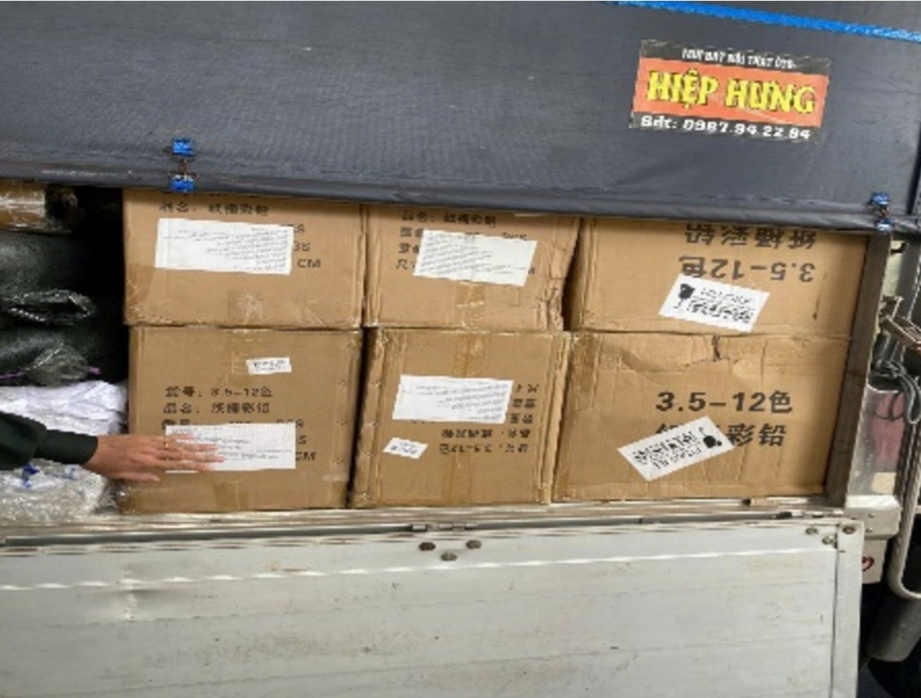 Xe tải 49H-01.XXX chở theo nhiều hàng hóa và thu cước vận chuyển sau khi đi cứu trợ về. Xe tải 49H-01.XXX chở theo nhiều hàng hóa và thu cước vận chuyển sau khi đi cứu trợ về.