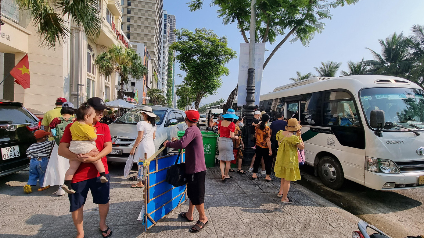 Các đoàn khách liên tục đổ về dãy khách sạn ven biển trong kỳ nghỉ lễ. Thành phố cũng vừa tung ra gói kích cầu du lịch với nhiều ưu đãi hấp dẫn, như lưu trú 2 ngày 3 đêm trong khách sạn 5 sao chỉ từ 900 ngàn đồng; có gói còn bao gồm cả vé máy bay khứ hồi Hà Nội/TP.HCM -Đà Nẵng.