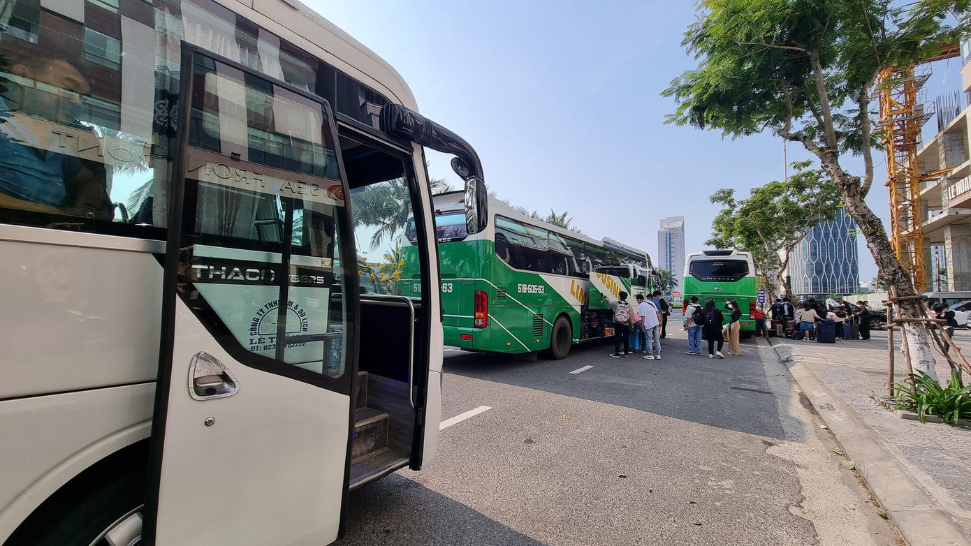 Những xe khách nối nhau trước các khách sạn..