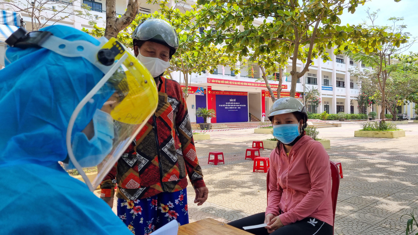 Đà Nẵng đang tiến hành xét nghiệm COVID-19 cho gần 66.000 người đại diện hộ gia đình. Ảnh: Thanh Trần. Đà Nẵng đang tiến hành xét nghiệm COVID-19 cho gần 66.000 người đại diện hộ gia đình. Ảnh: Thanh Trần.