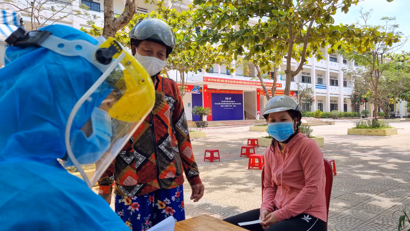 Đà Nẵng đang tiến hành xét nghiệm COVID-19 cho gần 66.000 người đại diện hộ gia đình. Ảnh: Thanh Trần. Đà Nẵng đang tiến hành xét nghiệm COVID-19 cho gần 66.000 người đại diện hộ gia đình. Ảnh: Thanh Trần.