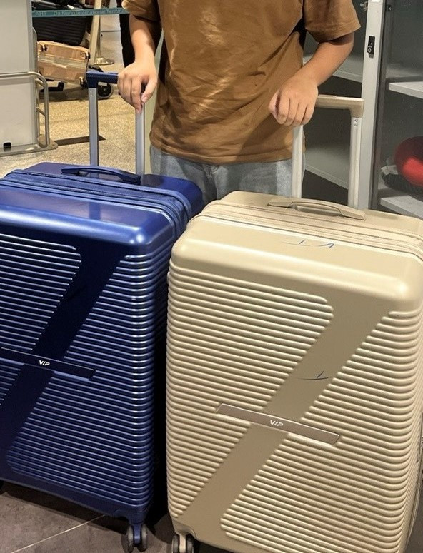 Hai vali hành lý dùng cất giấu tôm hùm giống.