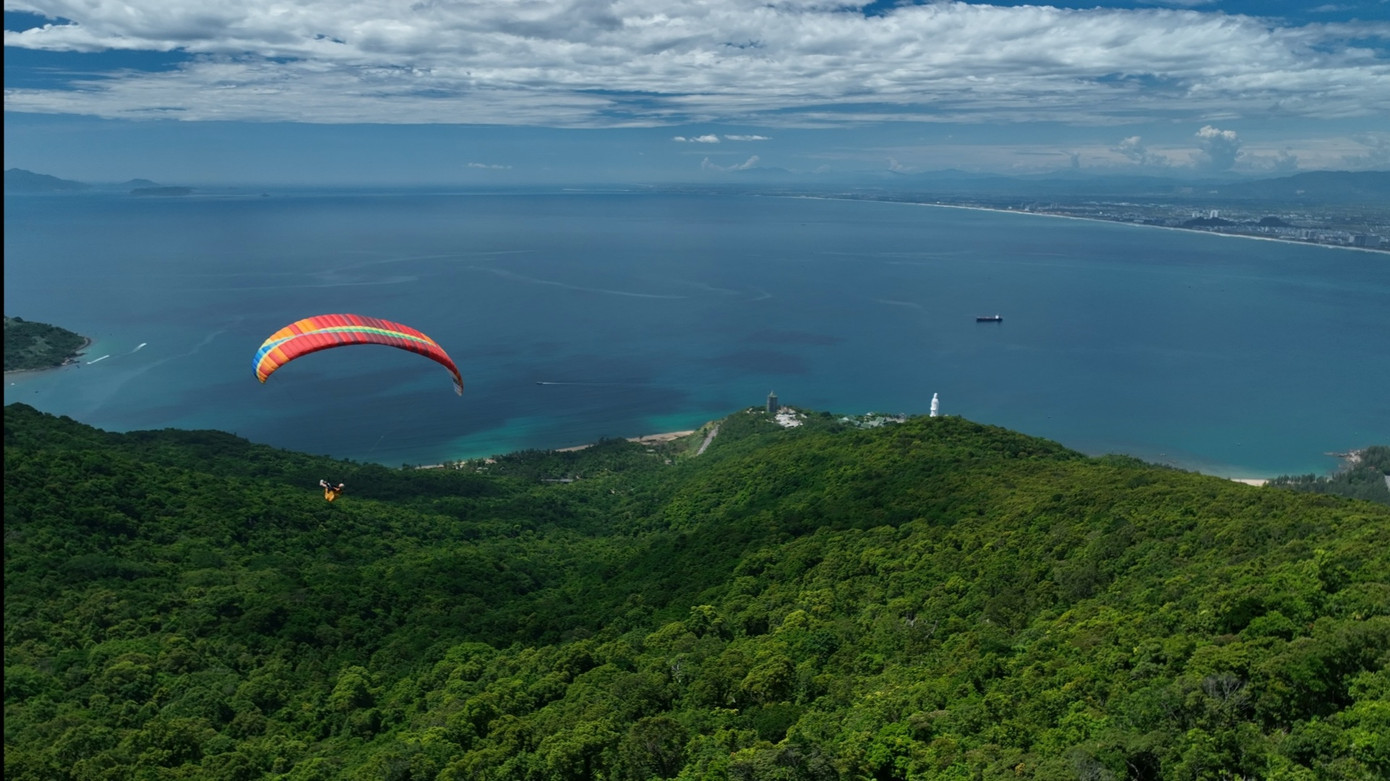 Từ trên núi Sơn Trà xuống biển. Từ trên núi Sơn Trà xuống biển.