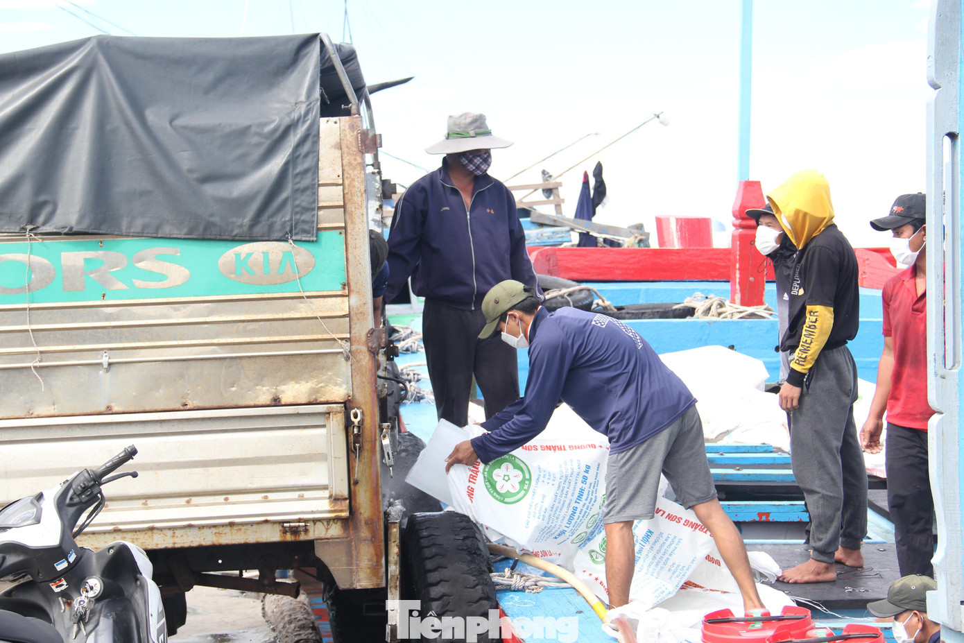 Một số tàu cá khi hay tin cảng đóng cửa cũng đã vội vào bờ để xả hàng. Một số tàu khác lấy nhiên liệu, lương thực thực phẩm...để rời bến đi đánh bắt tiếp.