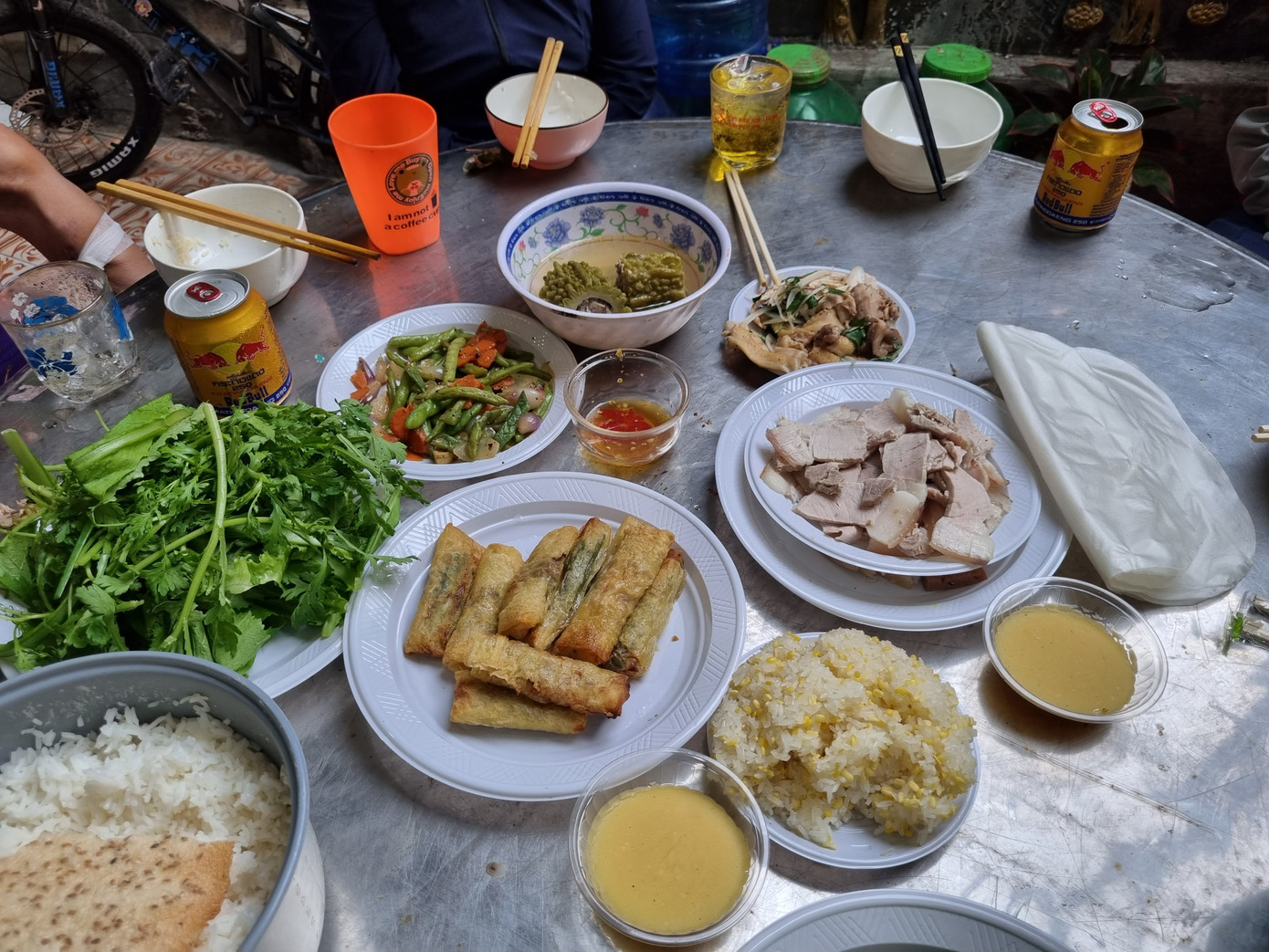 Mấy hôm nay đẹp trời, cả xóm thống nhất làm tất niên. Mỗi người góp 100.000 đồng, các cô còn khỏe đi chợ, nấu nướng, bày biện. Mâm cơm giản đơn với mấy món quen thuộc của người dân miền Trung: thịt gà bóp, thịt heo luộc, canh khổ qua, ram cuốn, đậu xào, rau sống, bánh tráng…