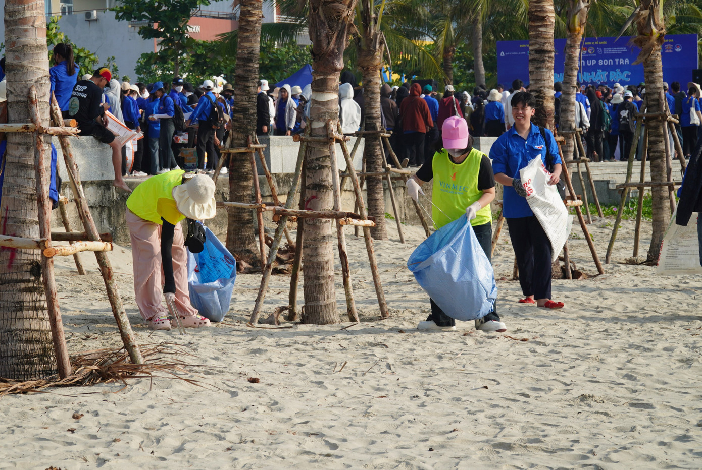 Như Ngọc (Trường Cao đẳng Kinh tế kế hoạch) cho hay cùng hai người bạn đã nhặt được 10kg rác dọc bãi biển. Ngọc nhìn nhận đây là hoạt động rất ý nghĩa đối với lá phổi xanh Sơn Trà cũng như bãi biển, vừa làm đẹp hình ảnh thành phố trong mắt du khách. Như Ngọc (Trường Cao đẳng Kinh tế kế hoạch) cho hay cùng hai người bạn đã nhặt được 10kg rác dọc bãi biển. Ngọc nhìn nhận đây là hoạt động rất ý nghĩa đối với lá phổi xanh Sơn Trà cũng như bãi biển, vừa làm đẹp hình ảnh thành phố trong mắt du khách.