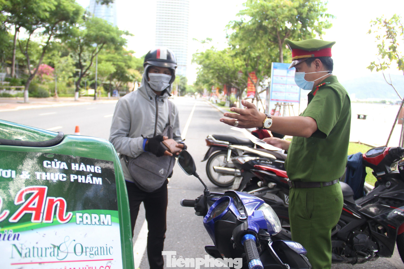 Lực lượng chức năng kiểm tra một nhân viên giao thực phẩm khi lưu thông trên đường Bạch Đằng (quận Hải Châu). Ảnh: Thanh Trần. Lực lượng chức năng kiểm tra một nhân viên giao thực phẩm khi lưu thông trên đường Bạch Đằng (quận Hải Châu). Ảnh: Thanh Trần.