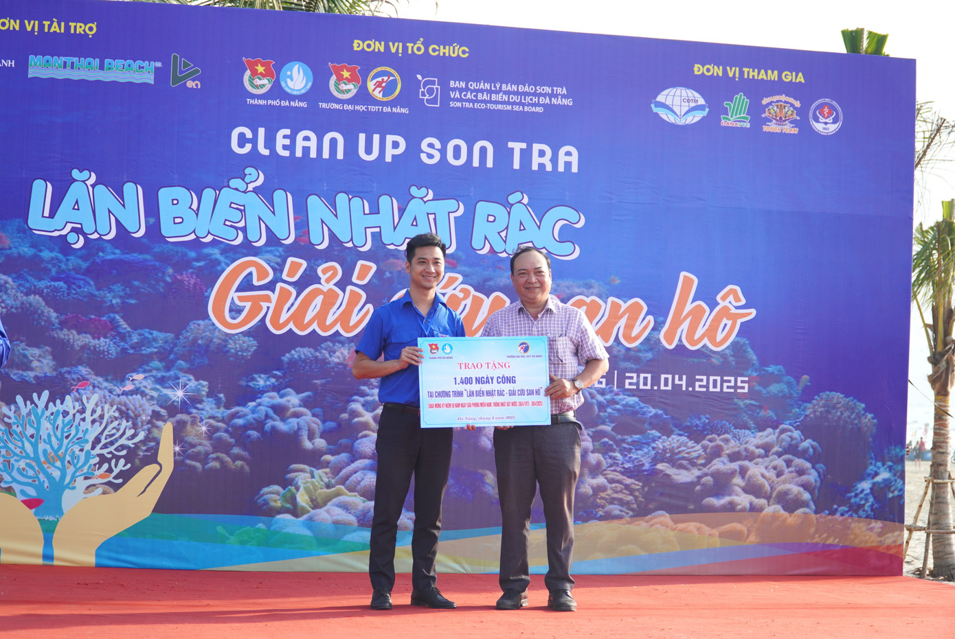 Dịp này, Thành Đoàn Đà Nẵng cũng trao tặng 1400 ngày công. Ông Phan Minh Hải - Phó Trưởng Ban Quản lý bán đảo Sơn Trà và các bãi biển du lịch Đà Nẵng, cho hay "Clean up Son Tra" là hoạt động kết nối các bạn trẻ, hội, nhóm cùng chung tay giữ gìn, bảo vệ, tạo điều kiện để phát triển rạn san hô và hệ sinh thái biển. Qua đó tuyên truyền nâng cao nhận thức của cộng đồng, du khách về bảo vệ môi trường sống của san hô khi tham quan bán đảo Sơn Trà, xây dựng và quảng bá hình ảnh du lịch xanh với thông điệp “Bán đảo Sơn Trà – Điểm đến xanh”. Dịp này, Thành Đoàn Đà Nẵng cũng trao tặng 1400 ngày công. Ông Phan Minh Hải - Phó Trưởng Ban Quản lý bán đảo Sơn Trà và các bãi biển du lịch Đà Nẵng, cho hay "Clean up Son Tra" là hoạt động kết nối các bạn trẻ, hội, nhóm cùng chung tay giữ gìn, bảo vệ, tạo điều kiện để phát triển rạn san hô và hệ sinh thái biển. Qua đó tuyên truyền nâng cao nhận thức của cộng đồng, du khách về bảo vệ môi trường sống của san hô khi tham quan bán đảo Sơn Trà, xây dựng và quảng bá hình ảnh du lịch xanh với thông điệp “Bán đảo Sơn Trà – Điểm đến xanh”.