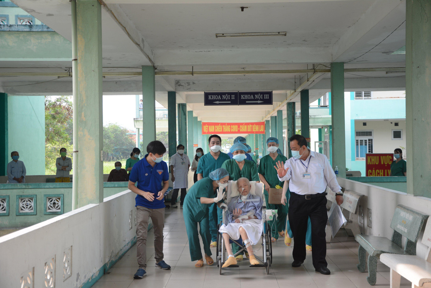 Bệnh nhân 1536 được xuất viện, vào TP HCM tiếp tục điều trị bệnh nền.