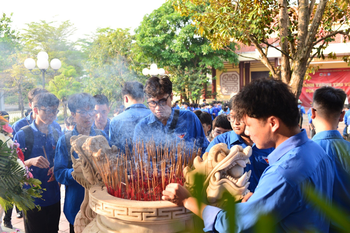 Sinh viên trường ĐH Bách khoa (ĐH Đà Nẵng) trong hành trình tìm về địa chỉ đỏ. Sinh viên trường ĐH Bách khoa (ĐH Đà Nẵng) trong hành trình tìm về địa chỉ đỏ.