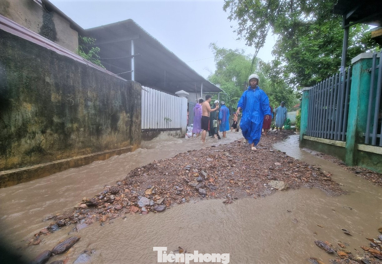 Trưa 14/10, đoạn đường tại tổ 5 (phường Hòa Thọ Tây) ngổn ngang đất đá, nước chảy xiết. Bà con cho hay trận mưa kéo dài hai ngày qua đã đẩy một lượng nước kéo theo đất đá xuống khu dân cư. (Ảnh: Thanh Trần).