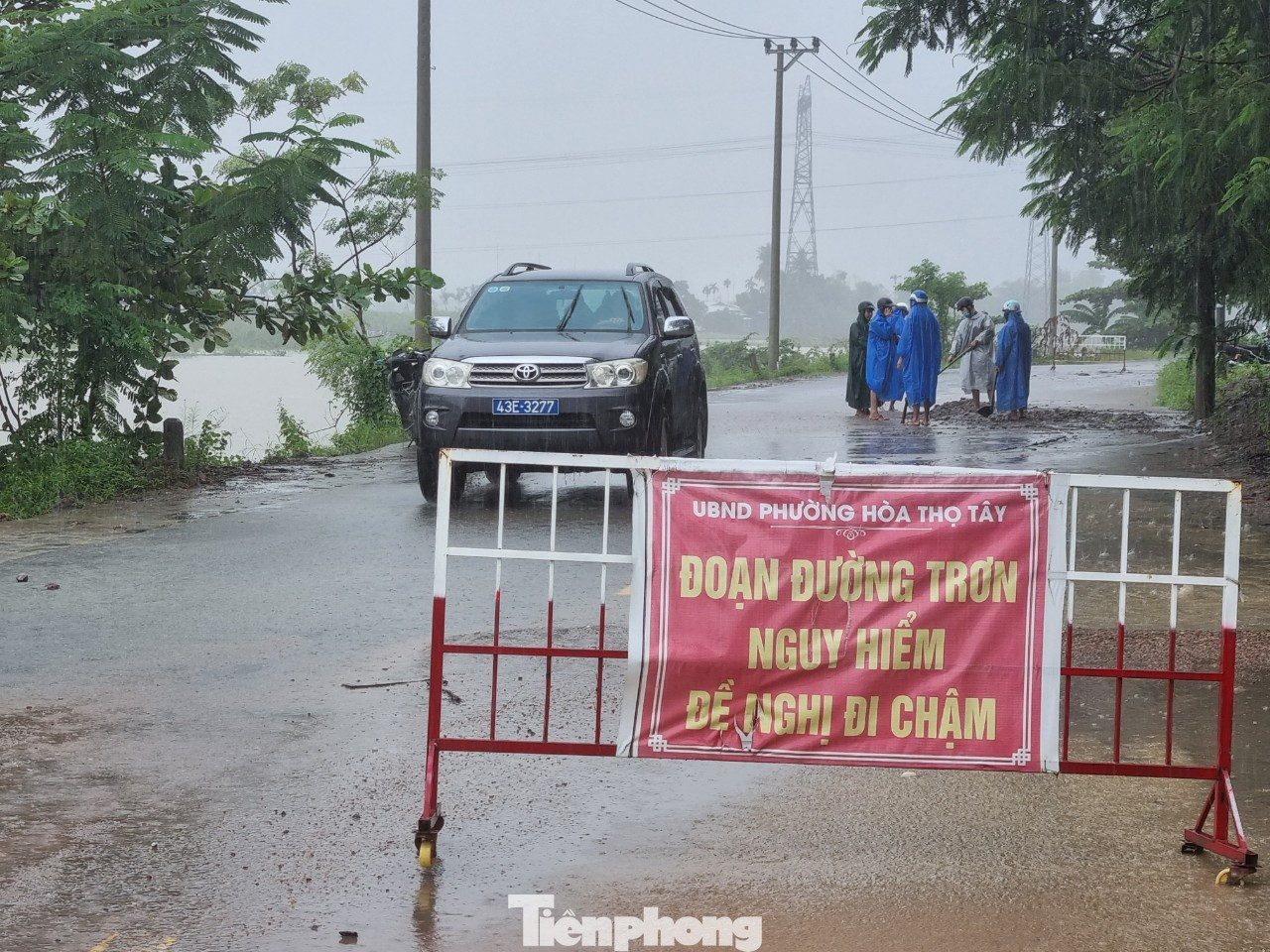 UBND quận Cẩm Lệ cho hay, trong quá trình thi công đắp đất hệ mái taluy âm của CCN, mỗi khi có mưa đã xảy ra tình trạng một lượng đất đắp trôi theo dòng nước xuống các đường kiệt hẻm của khu dân cư nằm tiếp giáp với CCN, ảnh hưởng đến đời sống của người dân.