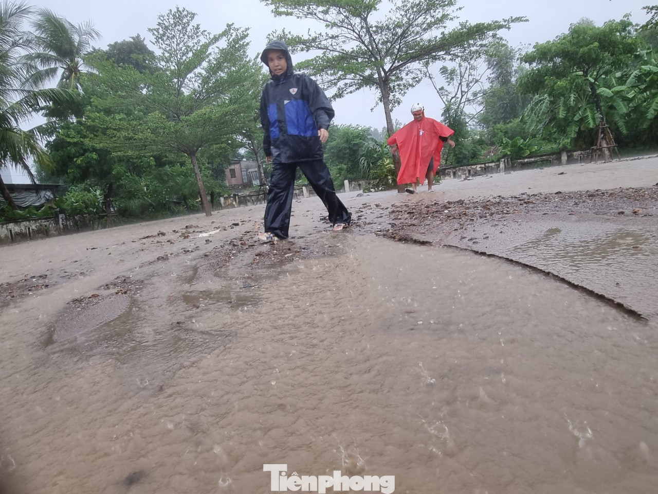 Bùn đóng dày trong sân khu vui chơi, nhiều đoạn bùn cao gần đầu gối.