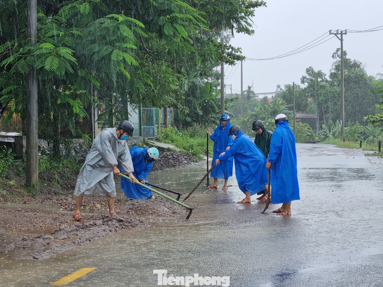 Lực lượng chức năng dọn bùn non để xe cộ qua lại không bị trơn trượt. Dự án Hạ tầng kỹ thuật CCN Cẩm Lệ do UBND quận Cẩm Lệ làm chủ đầu tư với tổng mức đầu tư được phê duyệt 250 tỷ đồng. Tổng diện tích quy hoạch sử dụng đất 29,09 ha.
