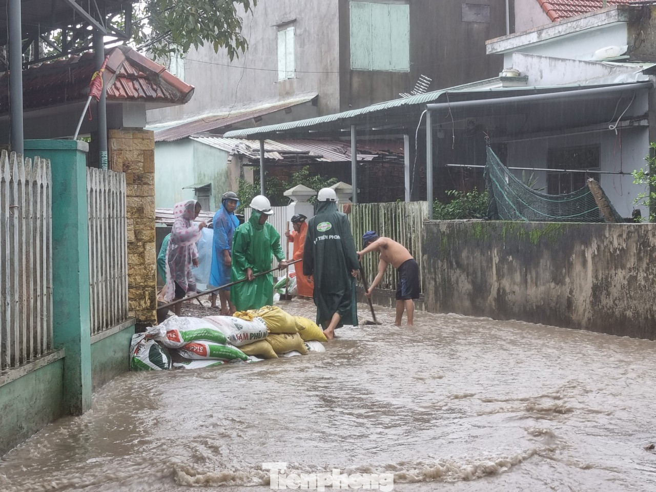 Đường bê tông đã bị nước, đất đá vùi lấp. Người dân cho biết khi nước rút, phải có xe múc hỗ trợ mới có thể dọn hết đất đá giữa đường.
