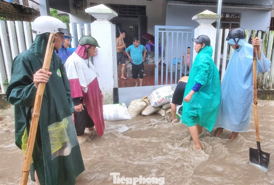Người dân phải đắp kè chắn bùn đất đá từ CCN tràn vào nhà. Ảnh: Thanh Trần