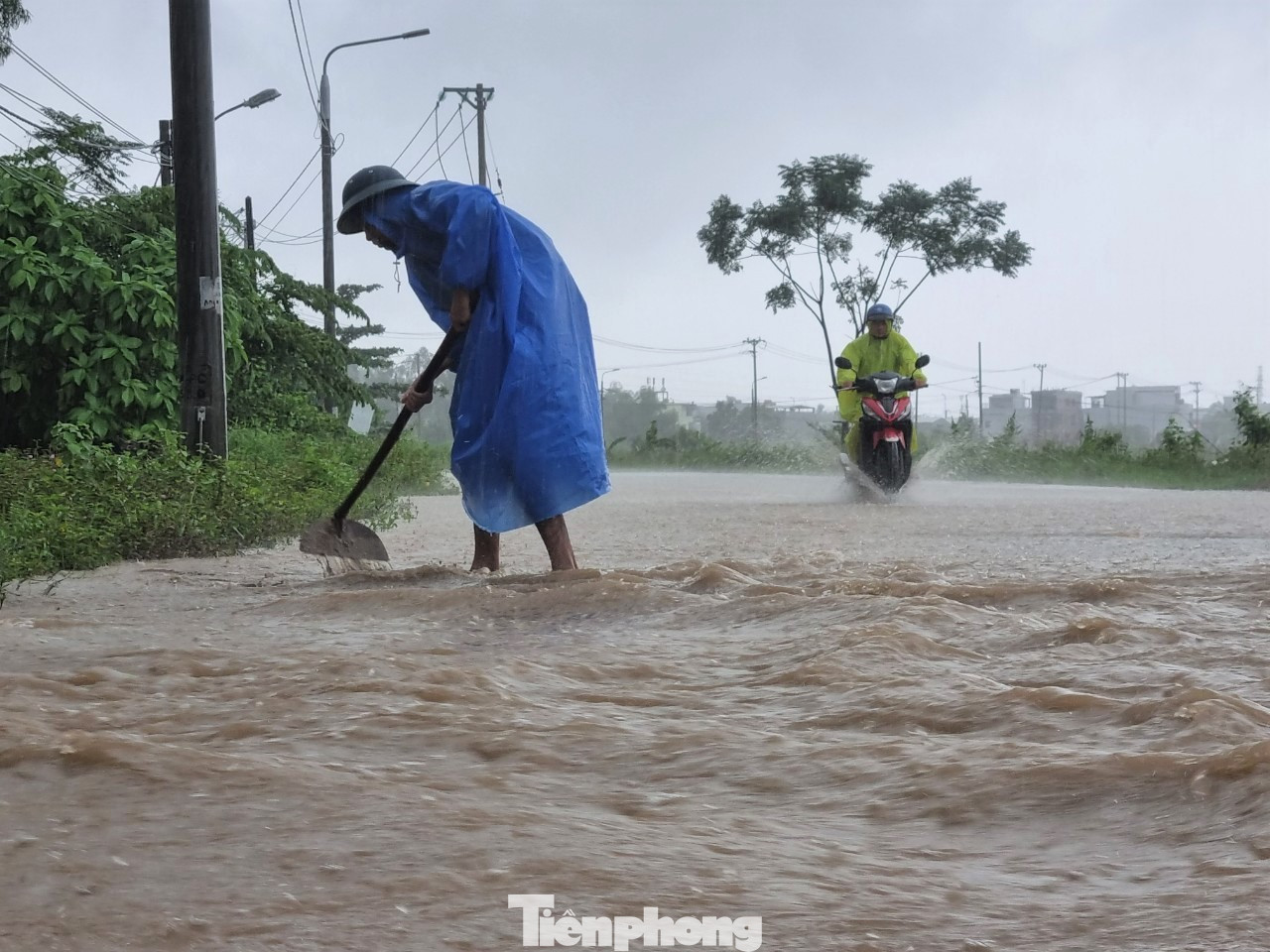 Lực lượng chức năng dọn bùn non để xe cộ qua lại không bị trơn trượt. Dự án Hạ tầng kỹ thuật CCN Cẩm Lệ do UBND quận Cẩm Lệ làm chủ đầu tư với tổng mức đầu tư được phê duyệt 250 tỷ đồng. Tổng diện tích quy hoạch sử dụng đất 29,09 ha.