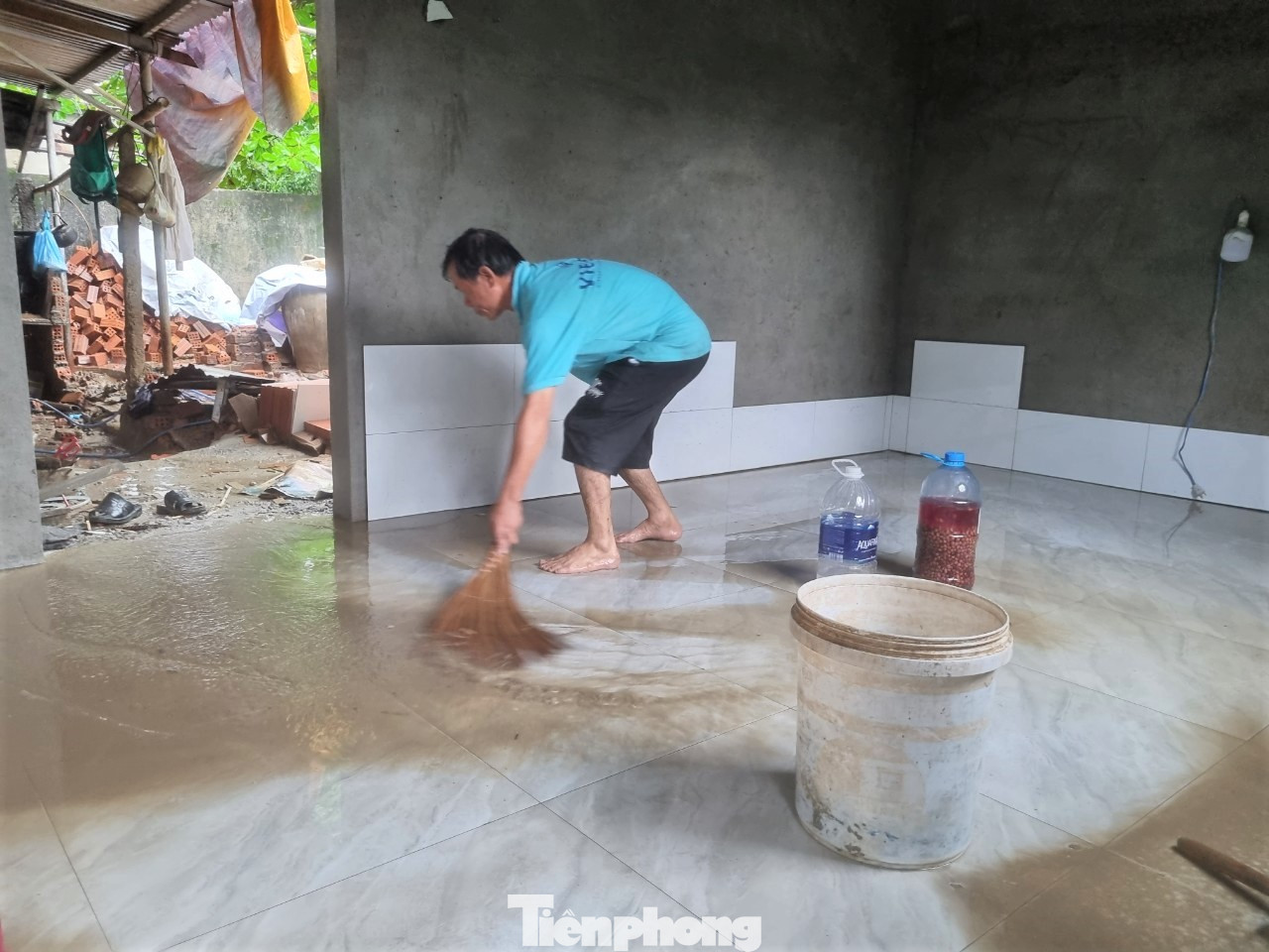 Nước tràn vào nhà, để lại bùn non đóng lớp. Chị Nguyễn Thị Hòa (tổ 5, phường Hoà Thọ Tây) cho hay suốt đêm qua nước cứ vào rồi rút liên tục. "Hễ dọn lớp bùn này chưa xong là nước lại dâng lên. Nhà tôi bị ngập hơn mắt cá chân, ngoài sân thì vừa bùn vừa đất đá, không biết dọn sao cho xuể", chị nói.