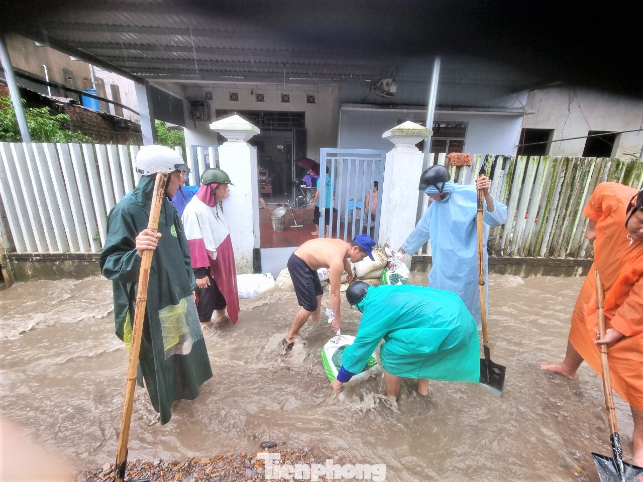 Đường bê tông đã bị nước, đất đá vùi lấp. Người dân cho biết khi nước rút, phải có xe múc hỗ trợ mới có thể dọn hết đất đá giữa đường.