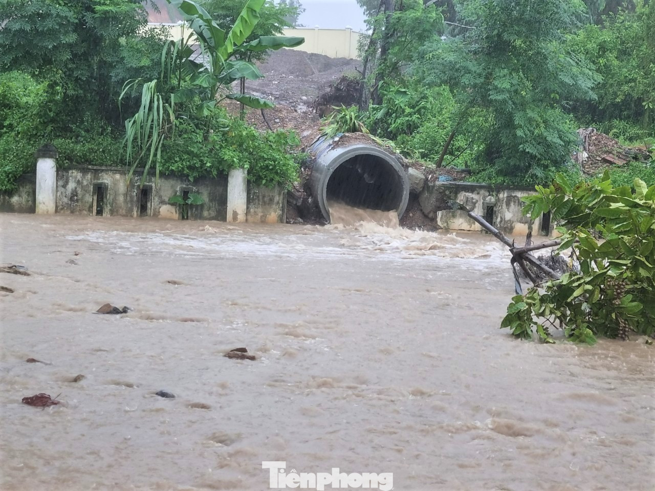 Cống xả từ CCN Cẩm Lệ đổ xuống khu vui chơi trên địa bàn phường Hoà Thọ Tây.