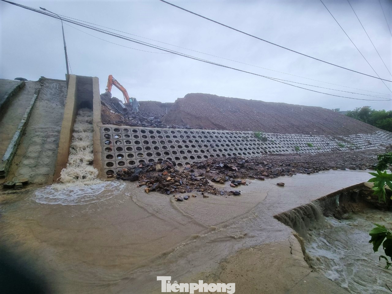 Nước kéo theo đất đá từ CCN đổ xuống xối xả.
