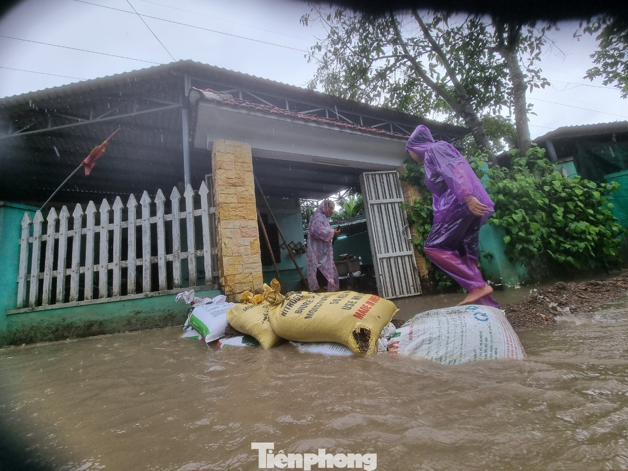 "Giờ chặn được bao nhiêu thì chặn, chứ mưa dài ngày, chắc chắn bùn còn ào xuống nữa. Mỗi lần bùn tuồn vô là mất cả chục ngày dọn dẹp từ nhà ra đường mới sạch được", anh Khánh (tổ 5) cho hay.