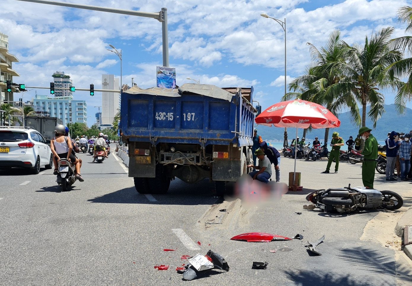 Hiện trường vụ tai nạn làm chị H. tử vong tại chỗ. Hiện trường vụ tai nạn làm chị H. tử vong tại chỗ.