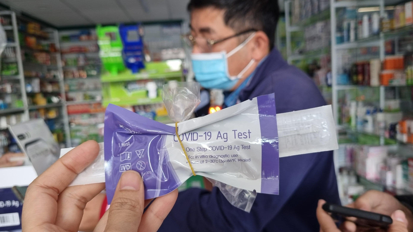 Các bộ kit test được một số nhà thuốc bán với giá cao hơn trước đây, như Humasis hiện bán với giá từ 100.000đ/bộ. Trong ảnh: Loại kit test hiện còn hàng để bán cho khách tại một quầy thuốc ở quận Cẩm Lệ. Ảnh: Thanh Trần. Các bộ kit test được một số nhà thuốc bán với giá cao hơn trước đây, như Humasis hiện bán với giá từ 100.000đ/bộ. Trong ảnh: Loại kit test hiện còn hàng để bán cho khách tại một quầy thuốc ở quận Cẩm Lệ. Ảnh: Thanh Trần.