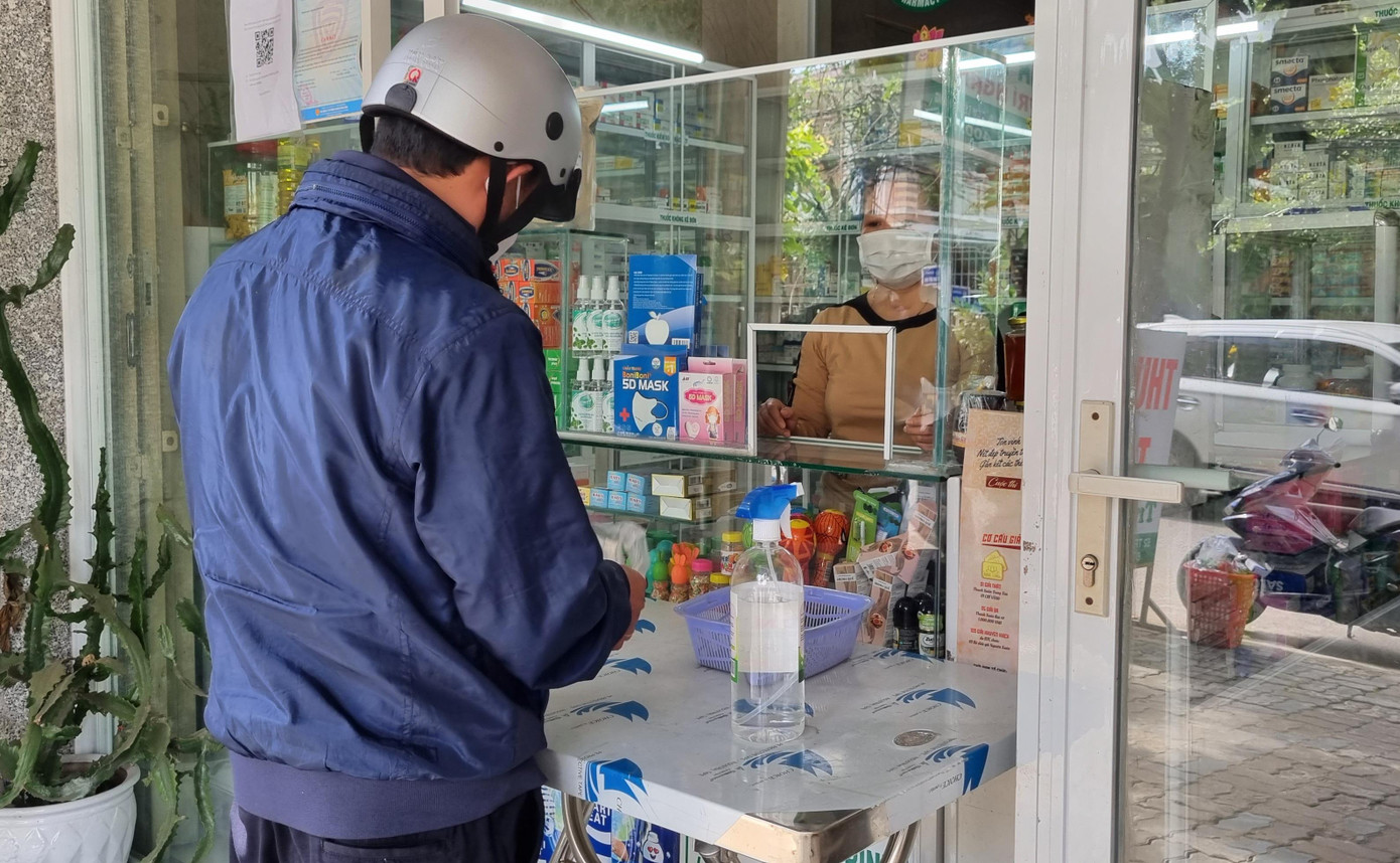 Nhà thuốc T.T (quận Thanh Khê) cho hay bộ test BioCredit hiện bán với giá 80.000đ/bộ. Trước đây nhà thuốc bán với giá 60.000đ, sau đó tăng lên 70.000đ. Từ ngày Chủ nhật, bắt đầu tăng lên 80.000đ. Đại diện nhà thuốc cho hay số lượng kit test hiện không còn nhiều nên không dám hứa trước với những khách hàng muốn mua sỉ. Trong ảnh: Người dân tìm mua kit test sáng 22/2. Ảnh: Thanh Trần. Nhà thuốc T.T (quận Thanh Khê) cho hay bộ test BioCredit hiện bán với giá 80.000đ/bộ. Trước đây nhà thuốc bán với giá 60.000đ, sau đó tăng lên 70.000đ. Từ ngày Chủ nhật, bắt đầu tăng lên 80.000đ. Đại diện nhà thuốc cho hay số lượng kit test hiện không còn nhiều nên không dám hứa trước với những khách hàng muốn mua sỉ. Trong ảnh: Người dân tìm mua kit test sáng 22/2. Ảnh: Thanh Trần.