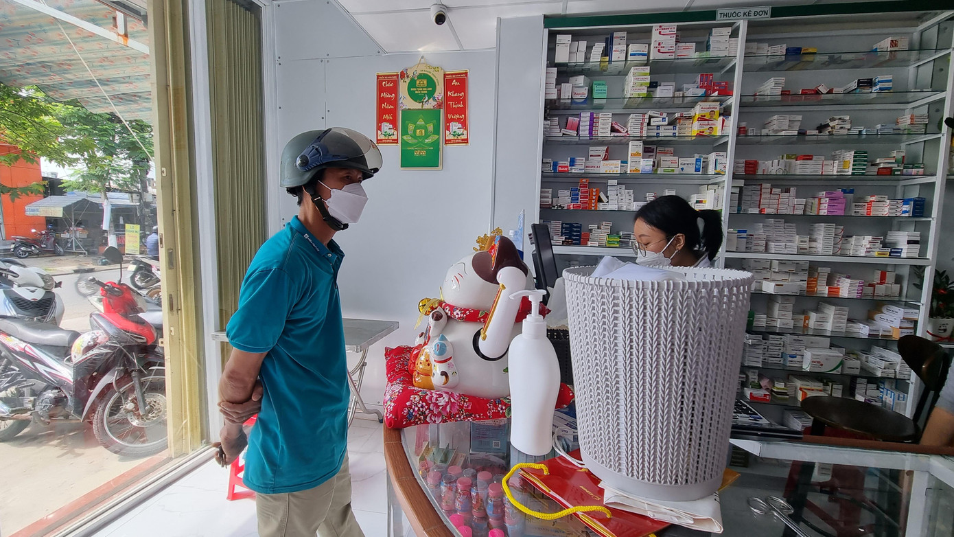 Nhà thuốc H.H (quận Thanh Khê) cho biết hiện chỉ còn một loại kit test của Hàn Quốc với giá 73.000đ. Bộ này mới lên giá, trước bán chưa đầy 70.000đ/bộ. “Do số lượng có hạn nên chúng tôi chỉ bán mỗi người 3–5 bộ thôi”, đại diện nhà thuốc thông tin. Trong ảnh: Một khách hàng tới mua kit test tại hiệu thuốc ở quận Cẩm Lệ. Ảnh: Thanh Trần. Nhà thuốc H.H (quận Thanh Khê) cho biết hiện chỉ còn một loại kit test của Hàn Quốc với giá 73.000đ. Bộ này mới lên giá, trước bán chưa đầy 70.000đ/bộ. “Do số lượng có hạn nên chúng tôi chỉ bán mỗi người 3–5 bộ thôi”, đại diện nhà thuốc thông tin. Trong ảnh: Một khách hàng tới mua kit test tại hiệu thuốc ở quận Cẩm Lệ. Ảnh: Thanh Trần.