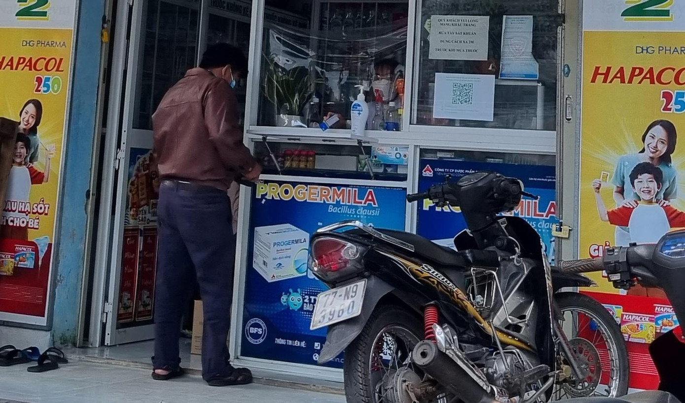 Trong khi đó, nhiều nhà thuốc gần đó cũng đã “cháy hàng” bộ test từ vài ngày trở lại đây. Nhà thuốc V.X. đã nhiều ngày không có hàng, chưa biết khi nào về lại. Nhà thuốc B.T cũng trong tình cảnh tương tự….Ảnh:Thanh Trần. Trong khi đó, nhiều nhà thuốc gần đó cũng đã “cháy hàng” bộ test từ vài ngày trở lại đây. Nhà thuốc V.X. đã nhiều ngày không có hàng, chưa biết khi nào về lại. Nhà thuốc B.T cũng trong tình cảnh tương tự….Ảnh:Thanh Trần.