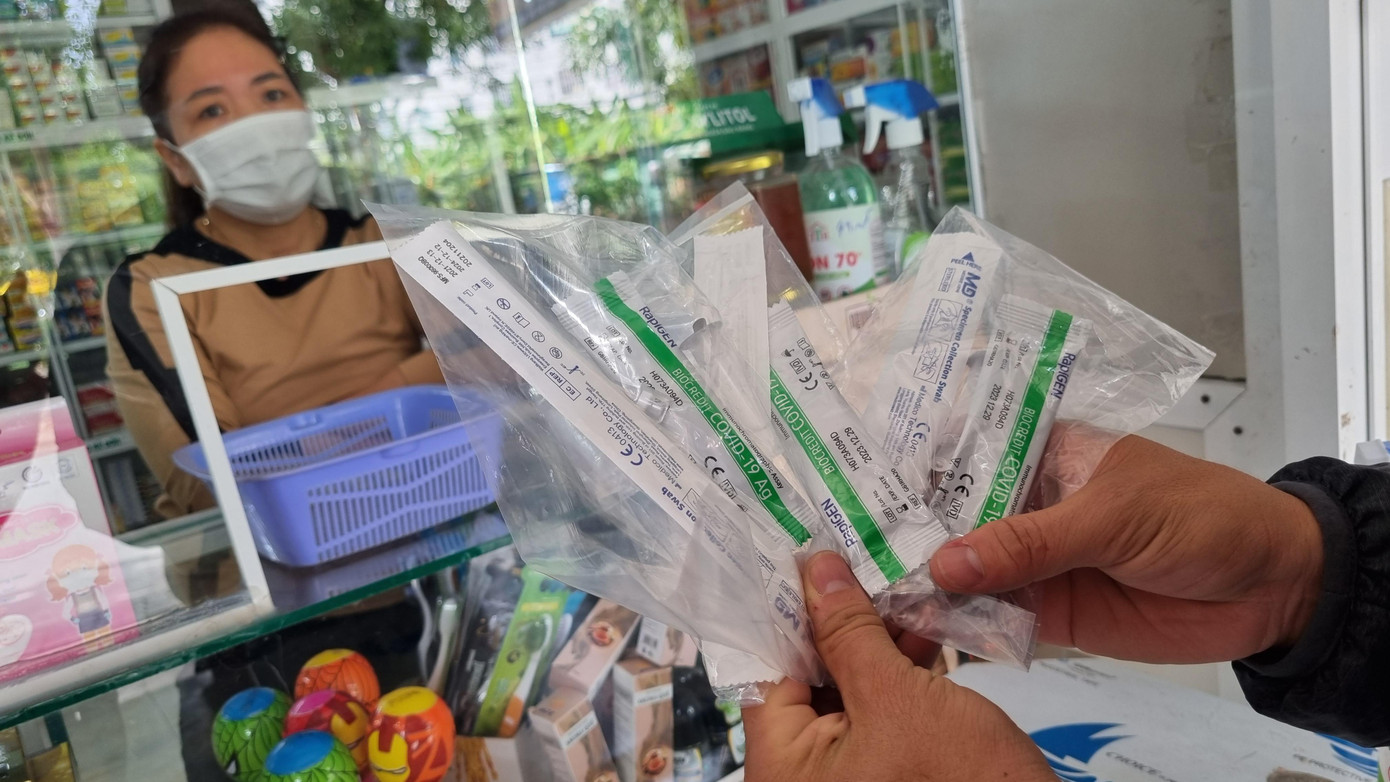 Chị T., chủ một quầy thuốc cho biết những ngày qua quầy của chị bán khoảng 40-60 bộ test COVID-19 mỗi ngày, gấp đôi trước đây. Đến trưa nay (22/2) thì chỉ còn đúng 3 bộ kit test của Hàn Quốc được bán với giá 80.000đ/bộ. “Giờ không biết có hàng để bán tiếp hay không, bên cung ứng báo đến chiều nay mới trả lời được”, chị lo lắng. Ảnh: Thanh Trần. Chị T., chủ một quầy thuốc cho biết những ngày qua quầy của chị bán khoảng 40-60 bộ test COVID-19 mỗi ngày, gấp đôi trước đây. Đến trưa nay (22/2) thì chỉ còn đúng 3 bộ kit test của Hàn Quốc được bán với giá 80.000đ/bộ. “Giờ không biết có hàng để bán tiếp hay không, bên cung ứng báo đến chiều nay mới trả lời được”, chị lo lắng. Ảnh: Thanh Trần.