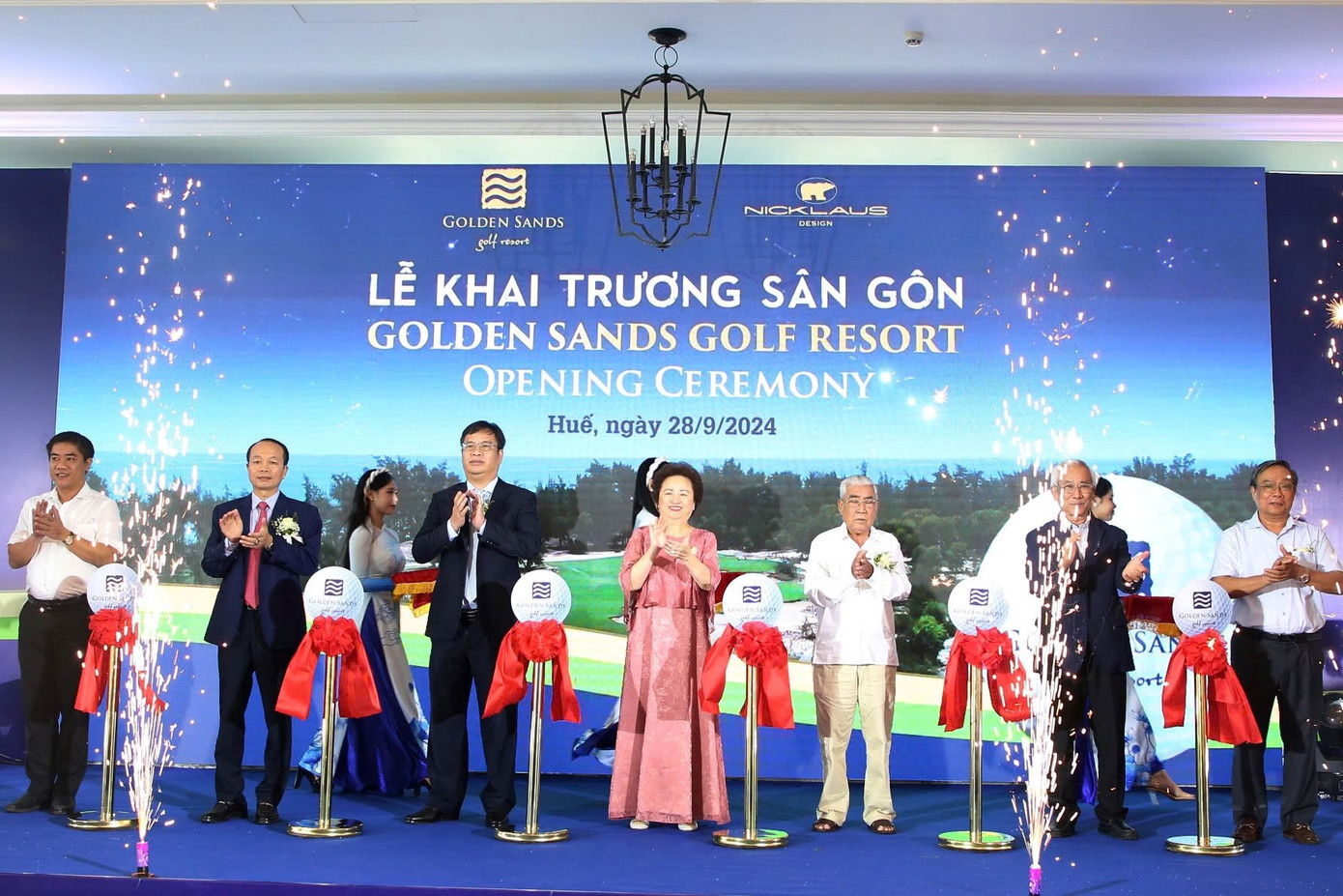 Sân Golden Sands Golf Resort ra đời đánh dấu thêm trên bản đồ gôn miền Trung một "tuyệt tác ven biển", thu hút nguồn khách thượng lưu đến với khu vực này. Sân Golden Sands Golf Resort ra đời đánh dấu thêm trên bản đồ gôn miền Trung một "tuyệt tác ven biển", thu hút nguồn khách thượng lưu đến với khu vực này.