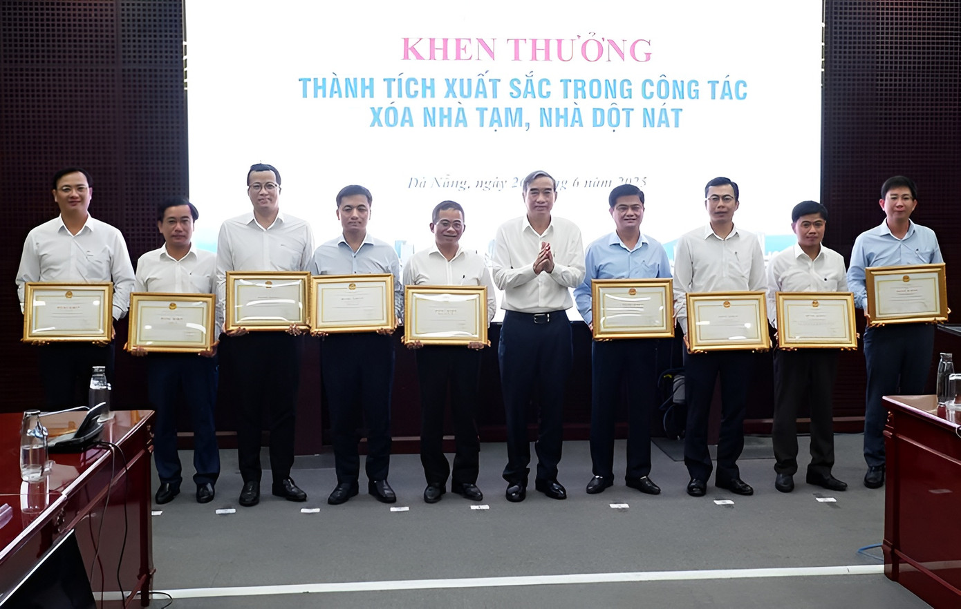 Thành phố tặng Bằng khen cho các tập thể, cá nhân có thành tích xuất sắc trong công tác xóa nhà tạm, nhà dột nát trên địa bàn.