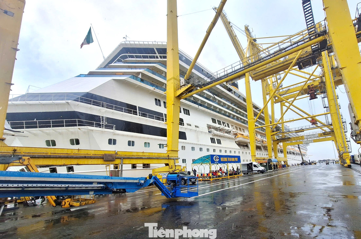 Tàu Costa Serena cập cảng Tiên Sa. Tàu Costa Serena cập cảng Tiên Sa.