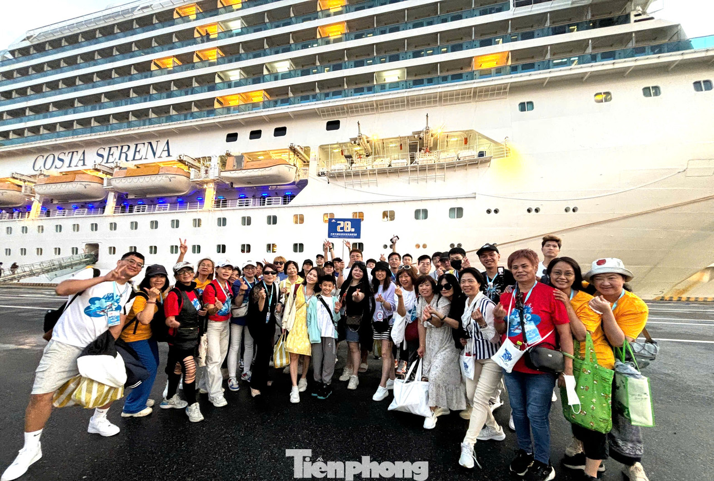 Du khách chia thành nhiều đoàn đi tham quan Đà Nẵng và Hội An (Quảng Nam). Du khách chia thành nhiều đoàn đi tham quan Đà Nẵng và Hội An (Quảng Nam).