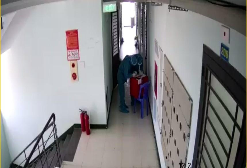 Một người mang thùng phiếu, một người phát phiếu bầu, một người đóng dấu thẻ cử tri và một người xịt khuẩn.