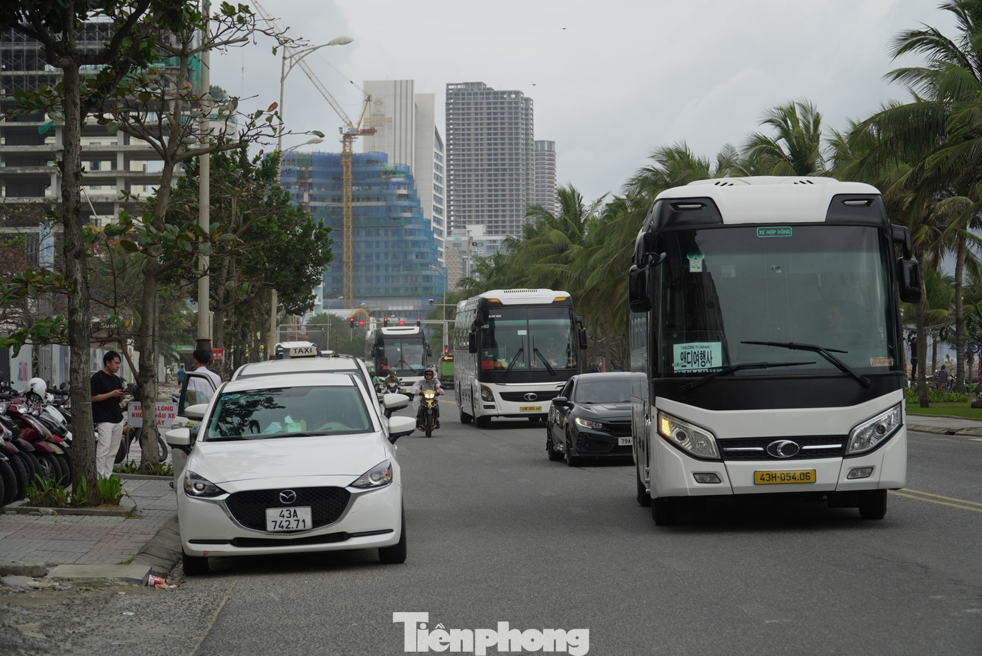 Tuyến đường ven biển Đà Nẵng nườm nượp xe dịch vụ đưa đón khách. Các khách sạn đón các đoàn khách liên tục. Hàng loạt khách sạn từ nay đến cuối năm đã hết sạch phòng. Ông Cao Trí Dũng, Chủ tịch Hiệp hội Du lịch Đà Nẵng cho hay đây là mùa cao điểm khách quốc tế, lượng khách năm nay tăng hơn năm ngoái do có một số đường bay mới được khai thác.