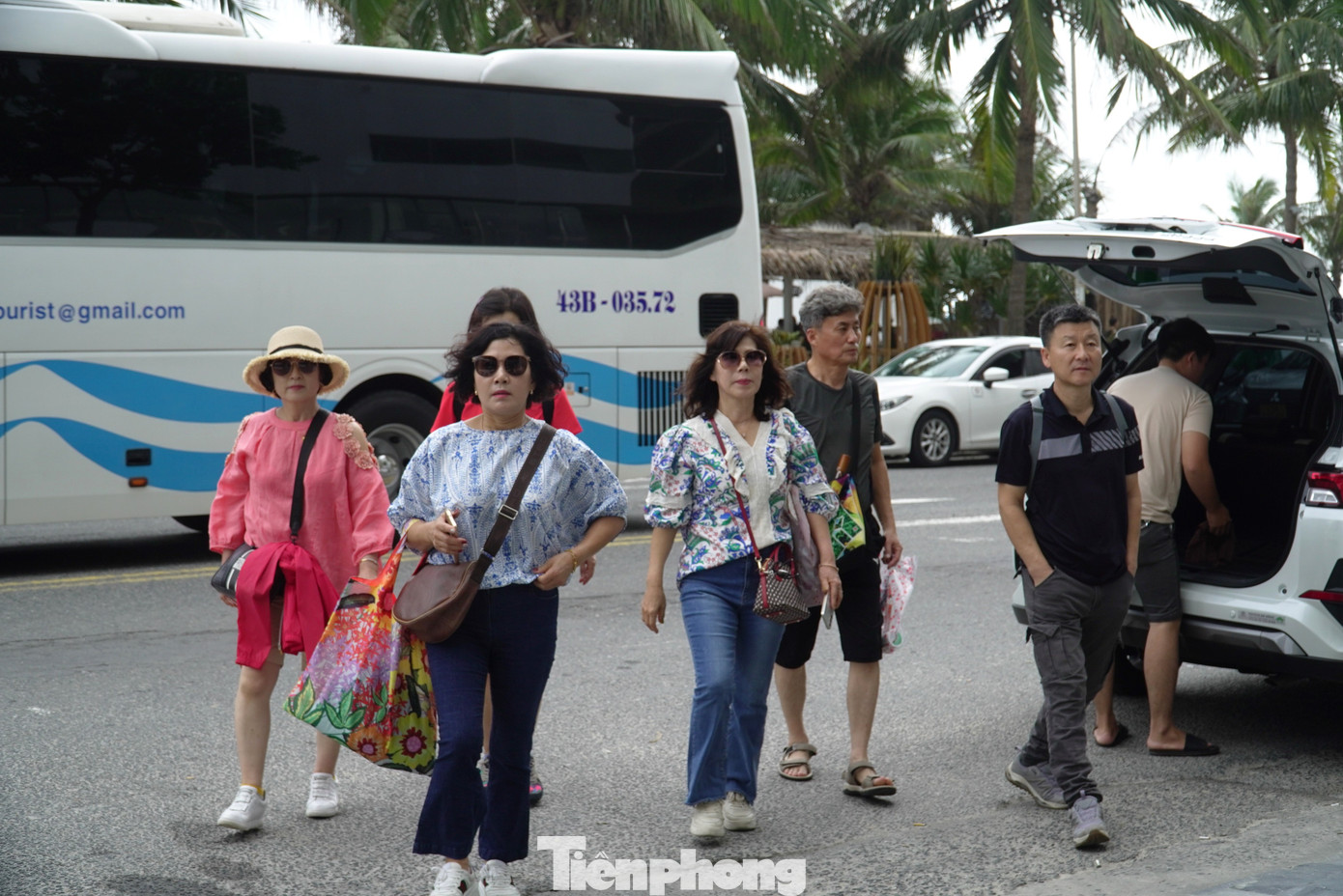 Tuyến đường ven biển Đà Nẵng nườm nượp xe dịch vụ đưa đón khách. Các khách sạn đón các đoàn khách liên tục. Hàng loạt khách sạn từ nay đến cuối năm đã hết sạch phòng. Ông Cao Trí Dũng, Chủ tịch Hiệp hội Du lịch Đà Nẵng cho hay đây là mùa cao điểm khách quốc tế, lượng khách năm nay tăng hơn năm ngoái do có một số đường bay mới được khai thác.