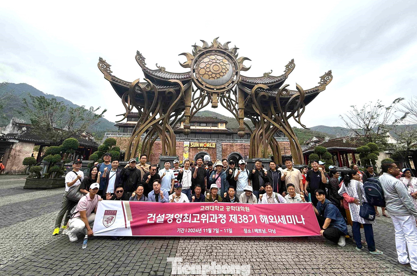 Du khách đến Đà Nẵng nườm nượp, khuấy động các điểm vui chơi ở thành phố. Từ đầu năm đến nay, các cơ sở lưu trú tại Đà Nẵng phục vụ hơn 10 triệu lượt khách, tăng gần 33% so với cùng kỳ năm ngoái, riêng khách quốc tế chiếm hơn 3,7 triệu lượt. Còn một tuần nữa, Đà Nẵng sẽ có lễ hội Đón giáng sinh - Chào năm mới 2025 diễn ra ở không gian công cộng ngay trung tâm thành phố. Chương trình kéo dài 20 ngày với nhiều sự kiện, sản phẩm mới lạ. Ông Cao Trí Dũng - Chủ tịch Hiệp hội du lịch - kỳ vọng lượng du khách sẽ còn tăng nữa nhờ lễ hội này.