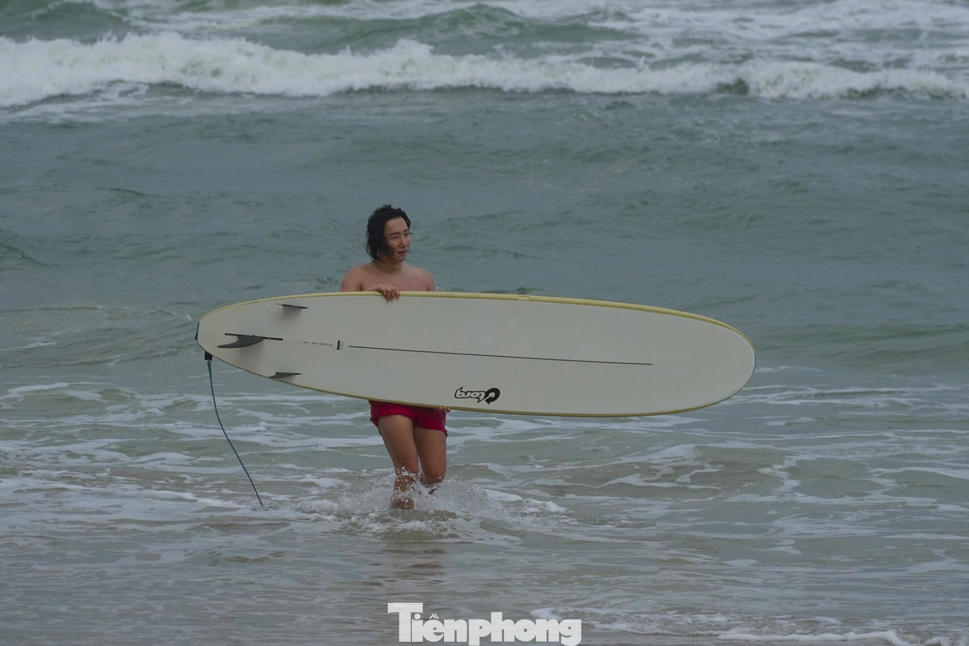 Du khách nước ngoài chơi lướt sóng trên biển Đà Nẵng.