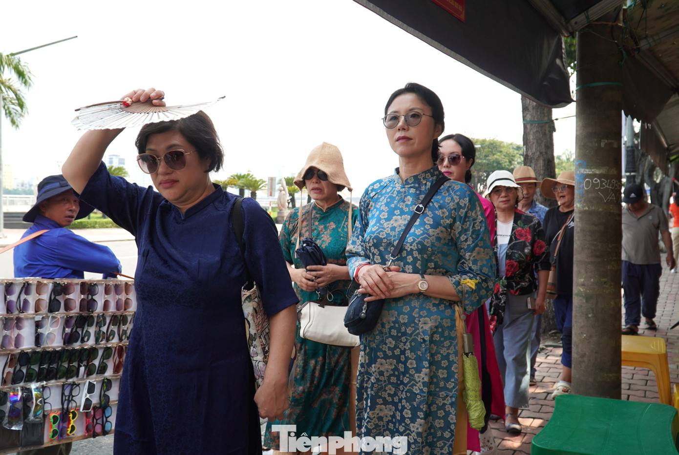 Một nhóm du khách Hàn Quốc thích thú mang áo dài truyền thống Việt Nam đi dạo phố Đà Nẵng. Chị Byeol (37 tuổi, Hàn Quốc) cho hay đoàn của chị đi gần 40 người, tới Đà Nẵng 5 ngày. "Hầu như người Hàn Quốc nào cũng biết đến Đà Nẵng. Chúng tôi đã xem nhiều chương trình thực tế ở Đà Nẵng và rất hào hứng khi đến đây. Thời tiết ở đây rất dễ chịu, cảnh quan lại đẹp. Đặc biệt có rất nhiều xoài - món ăn sở trường của chúng tôi", chị thích thú.