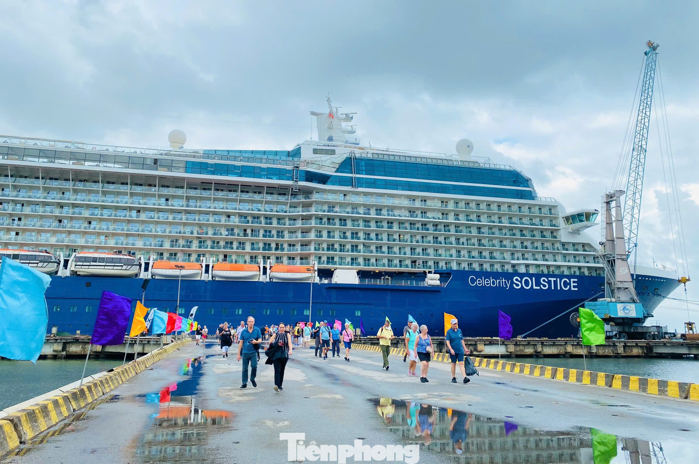 “Tháng 12 này, công ty chúng tôi đón gần 50 đoàn với hơn 4.500 khách đến Đà Nẵng du lịch. Trong đó có khoảng 4.000 khách quốc tế đến từ châu Âu, chủ yếu đi tàu biển", đại diện một đơn vị lữ hành cho hay.