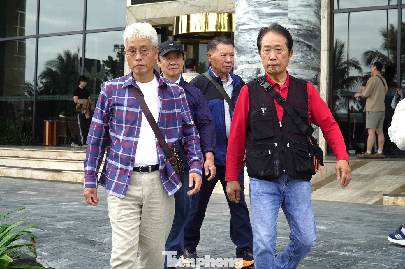 Đối với những đoàn khách MICE lớn này, thành phố có nhiều chương trình ưu đãi, thu hút như chào đón ở sân bay, tặng quà lưu niệm, hỗ trợ tổ chức sự kiện.... Bà Nguyễn Thị Hoàng Ấn, Giám đốc vận hành khách sạn S.R. (đường Võ Nguyên Giáp) cho hay khách sạn vừa đón 5 xe 45 chỗ chở đoàn du khách của một công ty đến lưu trú. "Đoàn này ở "full" phòng khách sạn và phải chia sang các cơ sở gần đó", bà nói.