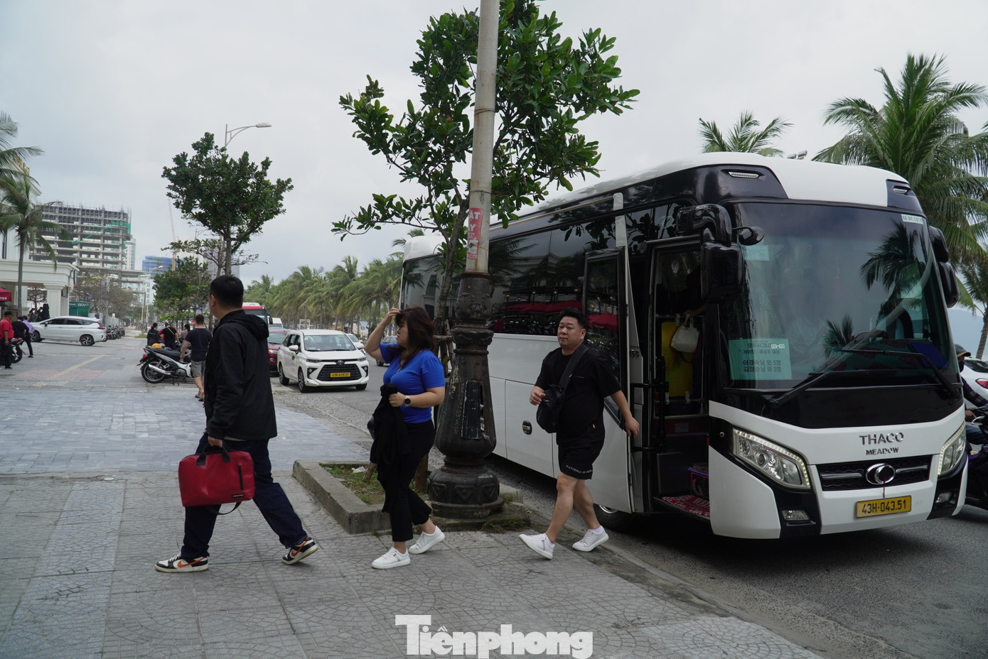 Tuyến đường ven biển Đà Nẵng nườm nượp xe dịch vụ đưa đón khách. Các khách sạn đón các đoàn khách liên tục. Hàng loạt khách sạn từ nay đến cuối năm đã hết sạch phòng. Ông Cao Trí Dũng, Chủ tịch Hiệp hội Du lịch Đà Nẵng cho hay đây là mùa cao điểm khách quốc tế, lượng khách năm nay tăng hơn năm ngoái do có một số đường bay mới được khai thác.