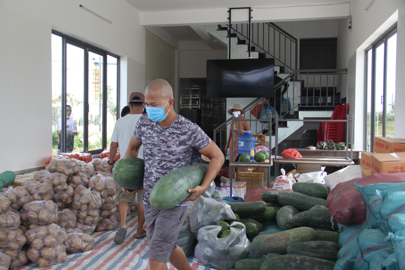 Đây là lần thứ 3 nhóm tình nguyện này hỗ trợ thự phẩm cho TP.HCM từ khi dịch bùng phát mạnh tại thành phố này. Lần gần đây nhất, mọi người đã kho cá, đóng gói và vận chuyển bằng xe đông lạnh. (Thanh Trần) Đây là lần thứ 3 nhóm tình nguyện này hỗ trợ thự phẩm cho TP.HCM từ khi dịch bùng phát mạnh tại thành phố này. Lần gần đây nhất, mọi người đã kho cá, đóng gói và vận chuyển bằng xe đông lạnh. (Thanh Trần)