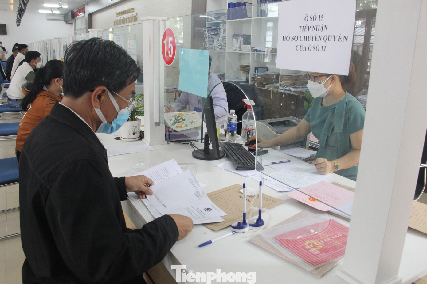 Hầu hết có nhu cầu giải quyết thủ tục liên quan đến đất đai . Riêng ngày 4/4 đã có hơn 200 hồ sơ, tăng gấp 3 lần so với những ngày trước đó.