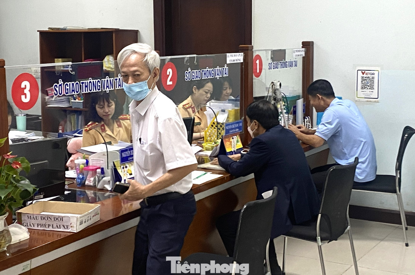 Nhiều người có GPLX chỉ còn khoảng 20 ngày nữa sẽ hết hạn rất nôn nóng vì số lượng người xin đổi quá nhiều, không biết khi nào mới tới lượt. Một số người lại lo khi thủ tục này chuyển sang công an xử lý, giai đoạn chuyển giao nếu không trơn tru thì giấy phép sẽ bị kẹt lại, không đổi được. Nhiều người có GPLX chỉ còn khoảng 20 ngày nữa sẽ hết hạn rất nôn nóng vì số lượng người xin đổi quá nhiều, không biết khi nào mới tới lượt. Một số người lại lo khi thủ tục này chuyển sang công an xử lý, giai đoạn chuyển giao nếu không trơn tru thì giấy phép sẽ bị kẹt lại, không đổi được.