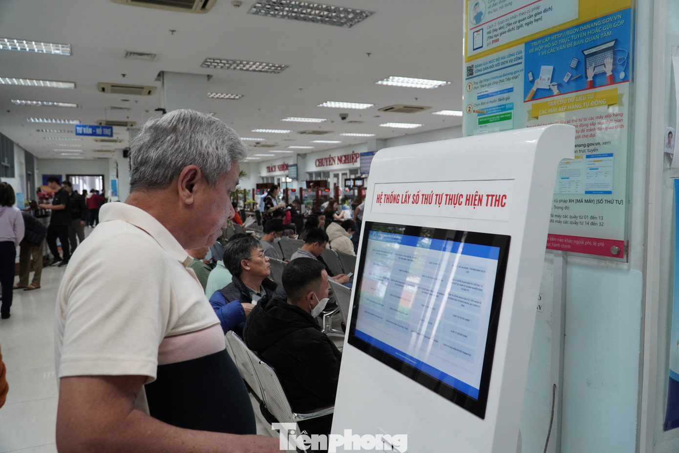 Có GPLX sẽ hết hạn vào ngày 10/3 tới, anh N.A. (quận Cẩm Lệ) đến làm thủ tục đổi từ sáng. “Sáng nay tôi số thứ tự 87, đến 11h hơn vẫn chưa được gọi tên nên đành ra về. Buổi chiều tôi tiếp tục đến đợi, tới gần 16h vẫn chưa tới lượt”, anh N.A nói và chia sẻ thêm rất mệt mỏi vì chỉ xin công ty nghỉ buổi sáng nhưng phải nghỉ luôn cả buổi chiều mà vẫn chưa biết có được gọi tên hay không. Có GPLX sẽ hết hạn vào ngày 10/3 tới, anh N.A. (quận Cẩm Lệ) đến làm thủ tục đổi từ sáng. “Sáng nay tôi số thứ tự 87, đến 11h hơn vẫn chưa được gọi tên nên đành ra về. Buổi chiều tôi tiếp tục đến đợi, tới gần 16h vẫn chưa tới lượt”, anh N.A nói và chia sẻ thêm rất mệt mỏi vì chỉ xin công ty nghỉ buổi sáng nhưng phải nghỉ luôn cả buổi chiều mà vẫn chưa biết có được gọi tên hay không.