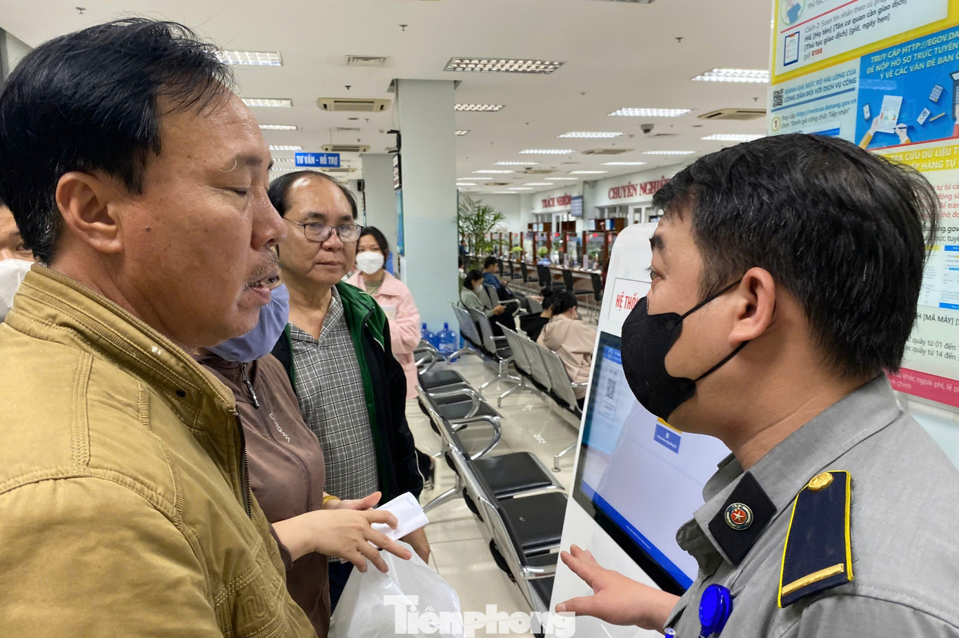 Nhiều người có GPLX chỉ còn khoảng 20 ngày nữa sẽ hết hạn rất nôn nóng vì số lượng người xin đổi quá nhiều, không biết khi nào mới tới lượt. Một số người lại lo khi thủ tục này chuyển sang công an xử lý, giai đoạn chuyển giao nếu không trơn tru thì giấy phép sẽ bị kẹt lại, không đổi được. Nhiều người có GPLX chỉ còn khoảng 20 ngày nữa sẽ hết hạn rất nôn nóng vì số lượng người xin đổi quá nhiều, không biết khi nào mới tới lượt. Một số người lại lo khi thủ tục này chuyển sang công an xử lý, giai đoạn chuyển giao nếu không trơn tru thì giấy phép sẽ bị kẹt lại, không đổi được.